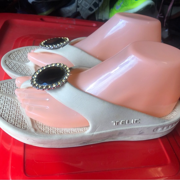 Telic Find Your Purpose Tan Rubber with Stone Sandals Size Medium - Picture 2 of 16